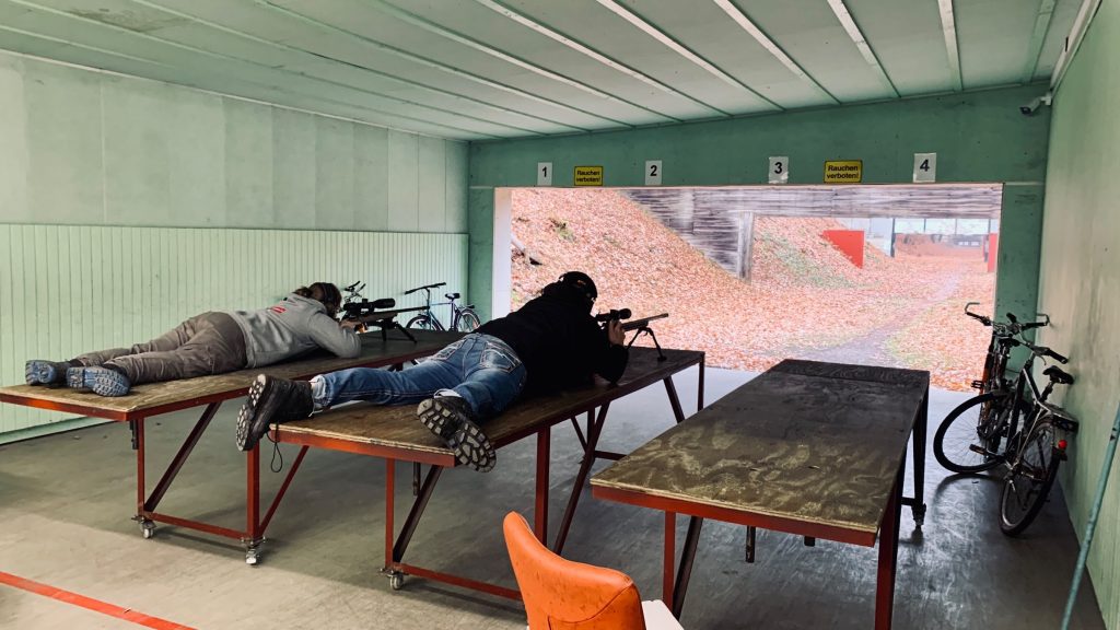 Zwei Schützen konzentriert auf der Schießanlage in Schneckengrün
